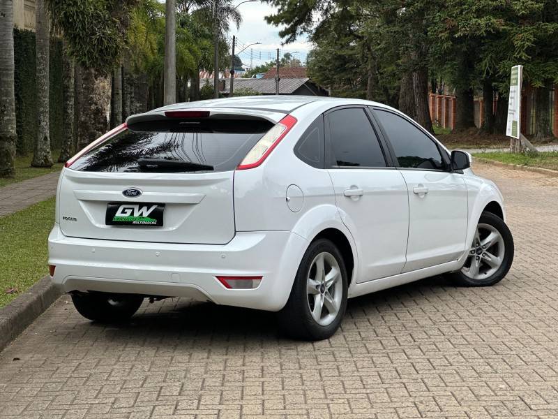 FORD - FOCUS - 2011/2012 - Branca - R$ 42.900,00