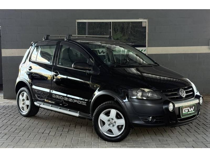 VOLKSWAGEN - CROSSFOX - 2008/2009 - Preta - R$ 34.900,00
