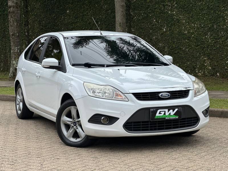 FORD - FOCUS - 2011/2012 - Branca - R$ 43.900,00