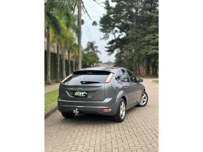 FORD - FOCUS - 2010/2011 - Cinza - R$ 42.900,00