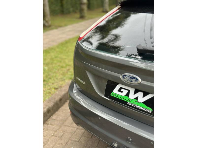 FORD - FOCUS - 2010/2011 - Cinza - R$ 42.900,00