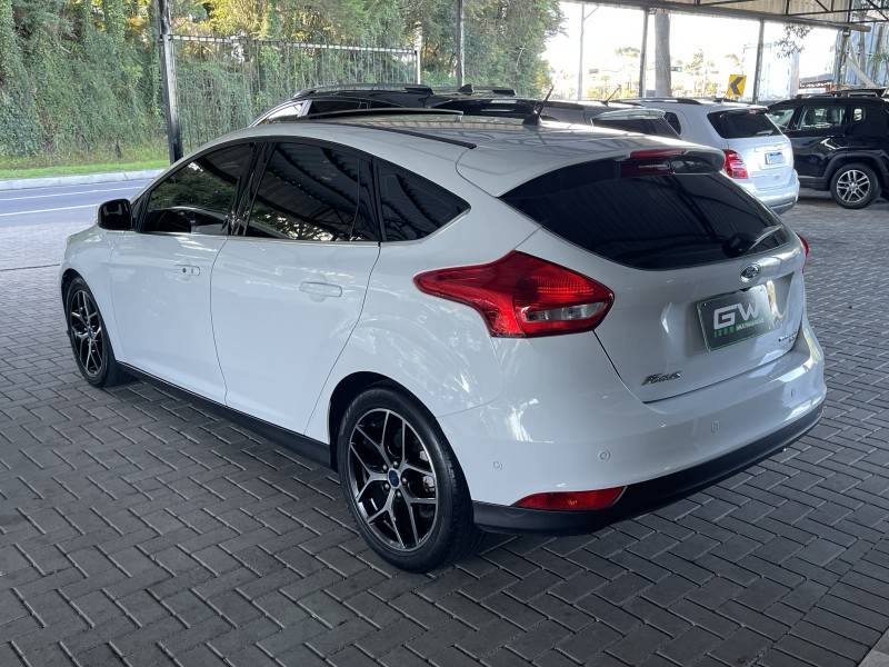 FORD - FOCUS - 2016/2016 - Branca - R$ 71.900,00