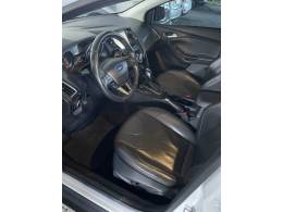 FORD - FOCUS - 2016/2016 - Branca - R$ 71.900,00