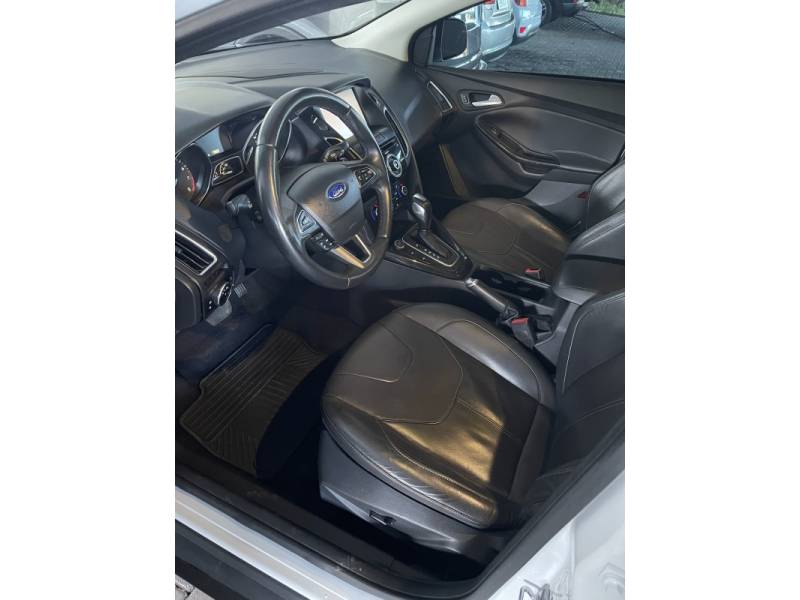 FORD - FOCUS - 2016/2016 - Branca - R$ 71.900,00