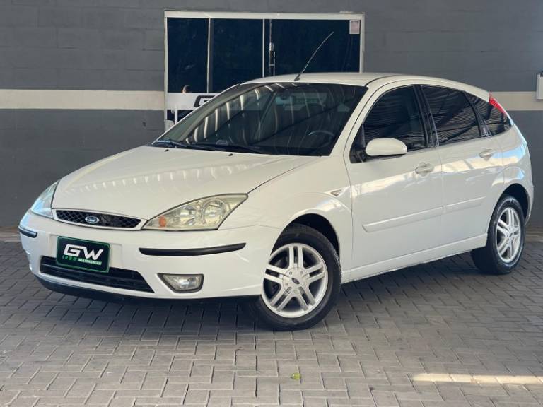 FORD - FOCUS - 2004/2005 - Branca - R$ 27.900,00