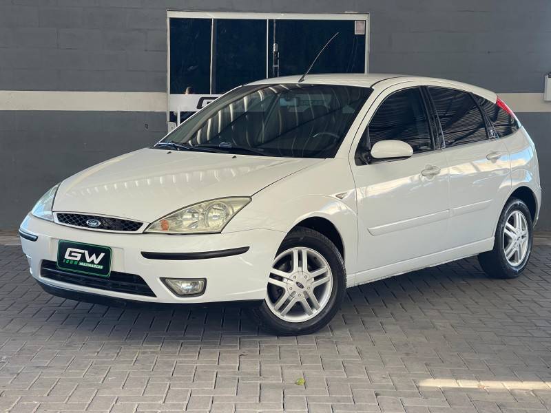 FORD - FOCUS - 2004/2005 - Branca - R$ 27.900,00