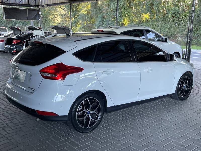 FORD - FOCUS - 2016/2016 - Branca - R$ 71.900,00