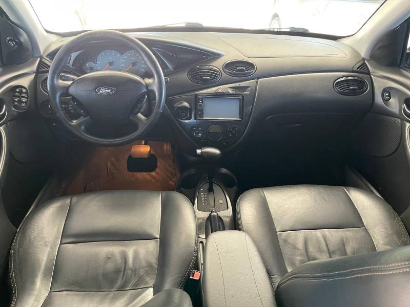 FORD - FOCUS - 2004/2005 - Branca - R$ 27.900,00