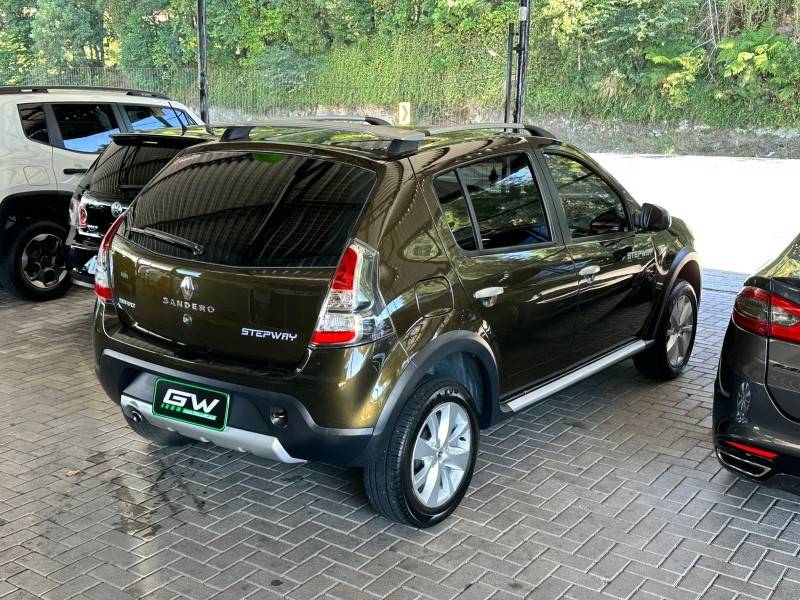 RENAULT - SANDERO - 2012/2013 - Verde - R$ 41.900,00