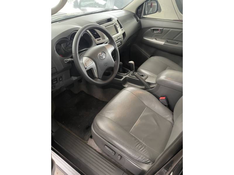 TOYOTA - HILUX - 2012/2013 - Preta - R$ 139.900,00