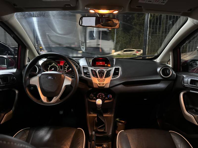 FORD - FIESTA - 2010/2011 - Vermelha - R$ 42.900,00