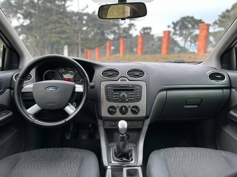 FORD - FOCUS - 2011/2012 - Branca - R$ 43.900,00