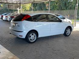 FORD - FOCUS - 2004/2005 - Branca - R$ 27.900,00