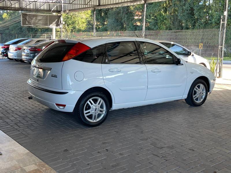 FORD - FOCUS - 2004/2005 - Branca - R$ 27.900,00