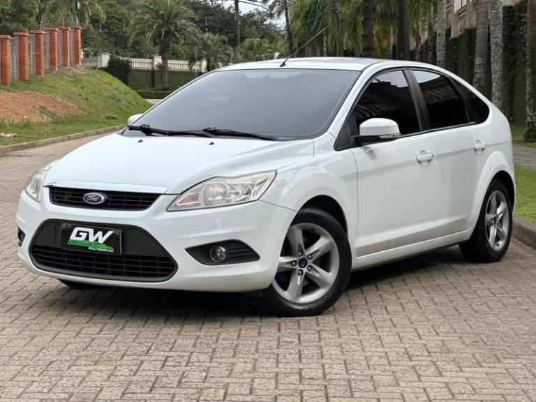 FORD - FOCUS - 2011/2012 - Branca - R$ 43.900,00