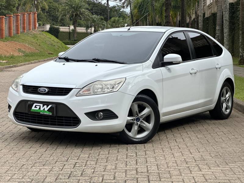 FORD - FOCUS - 2011/2012 - Branca - R$ 43.900,00