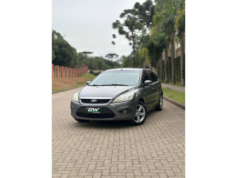 FORD - FOCUS - 2010/2011 - Cinza - R$ 42.900,00