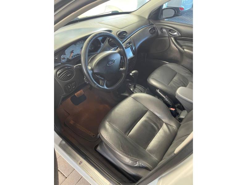 FORD - FOCUS - 2004/2005 - Branca - R$ 27.900,00