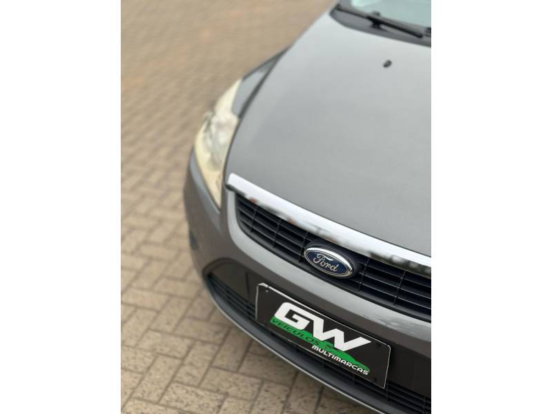 FORD - FOCUS - 2010/2011 - Cinza - R$ 42.900,00