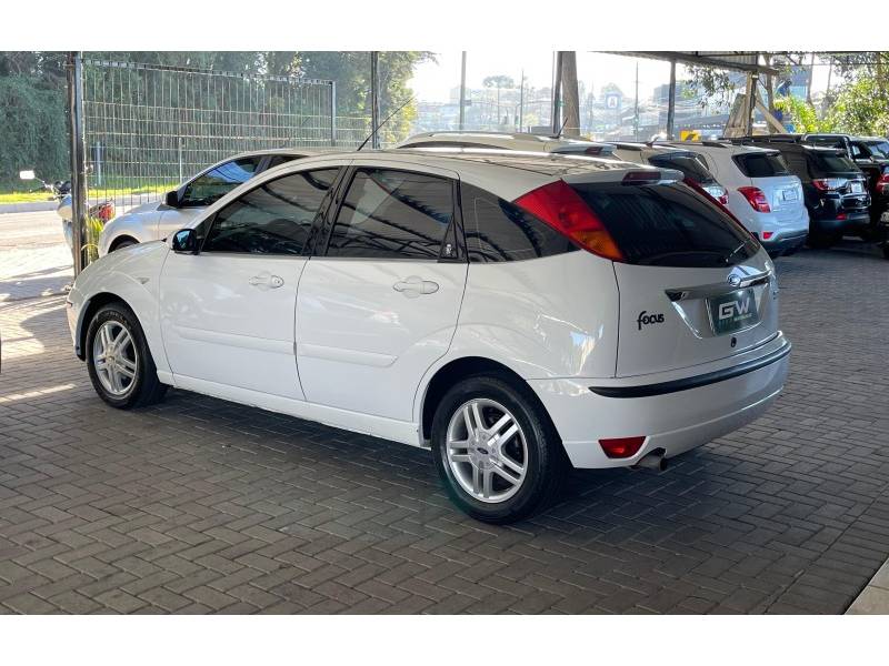 FORD - FOCUS - 2004/2005 - Branca - R$ 27.900,00