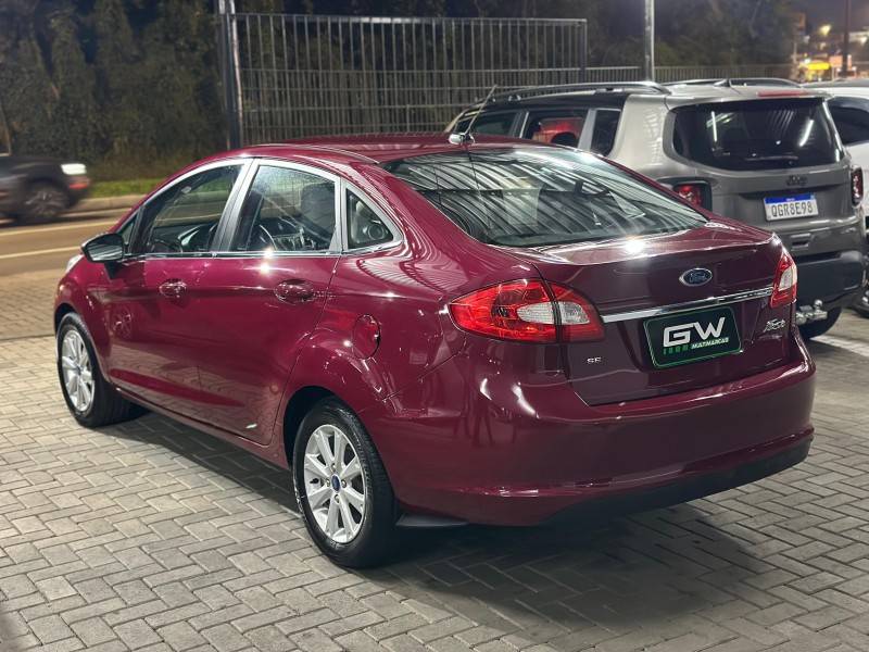 FORD - FIESTA - 2010/2011 - Vermelha - R$ 42.900,00