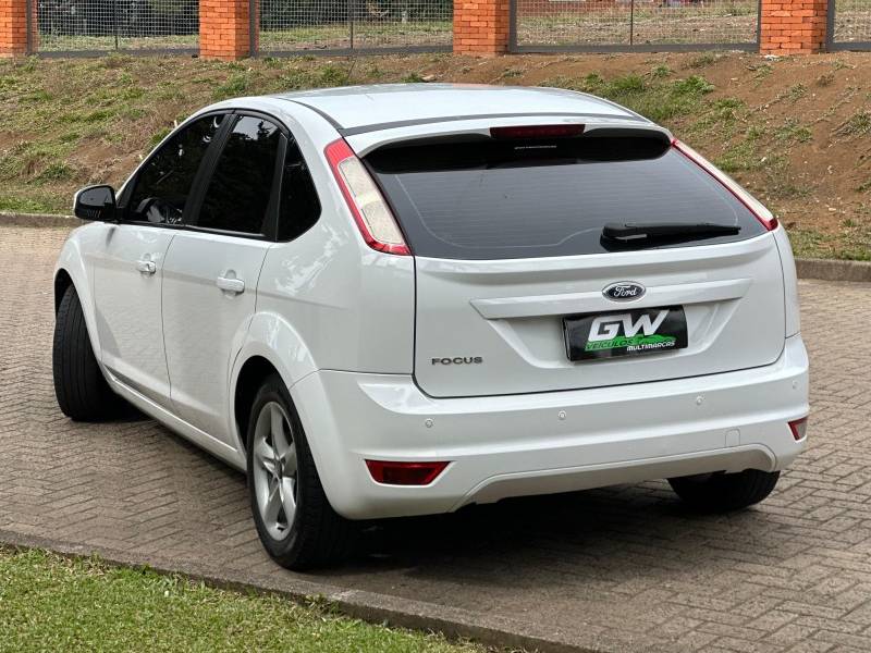 FORD - FOCUS - 2011/2012 - Branca - R$ 43.900,00